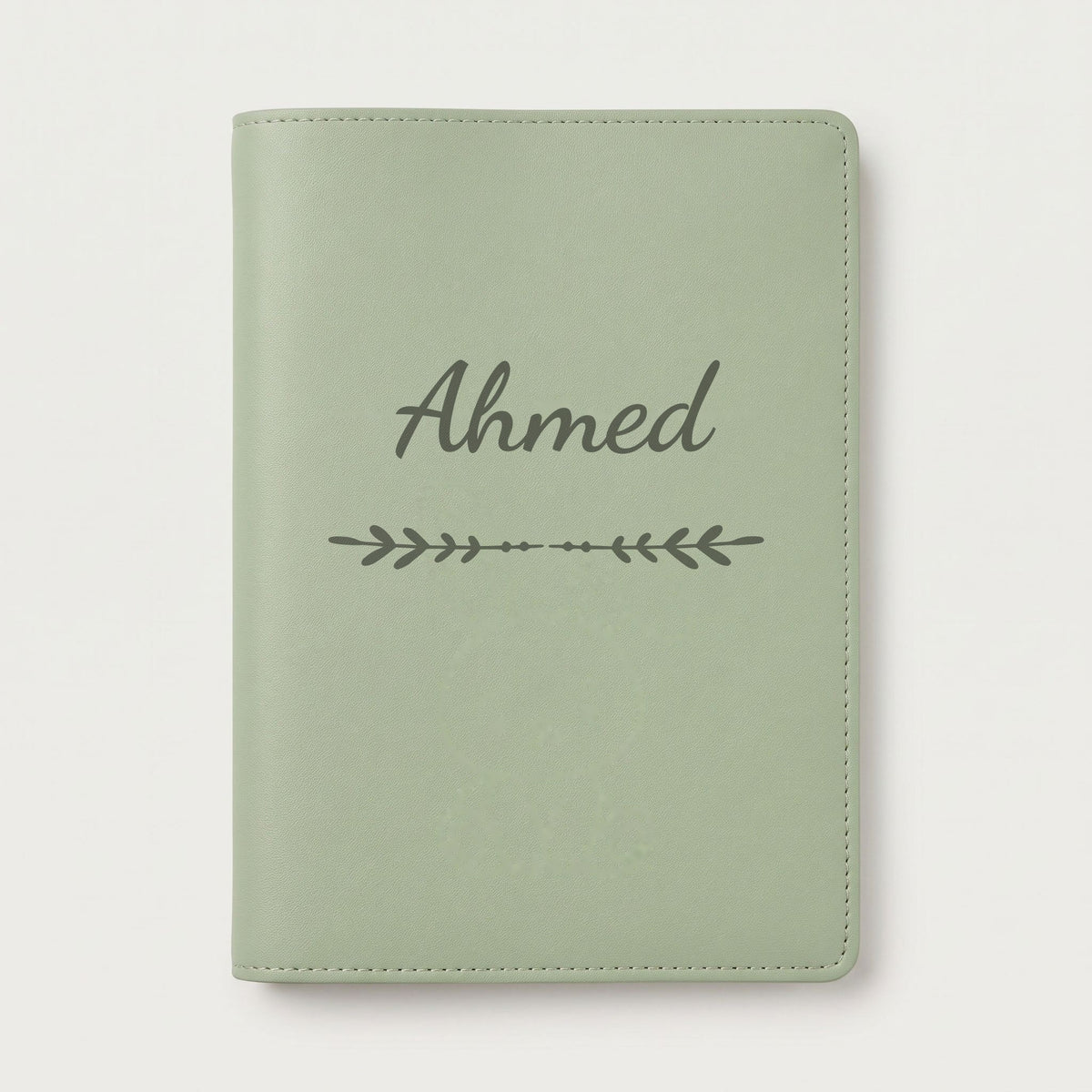 Protège carnet de santé personnalisé Ahmed — Vert sauge — prénom « Ahmed » gravé, ornement Flèche