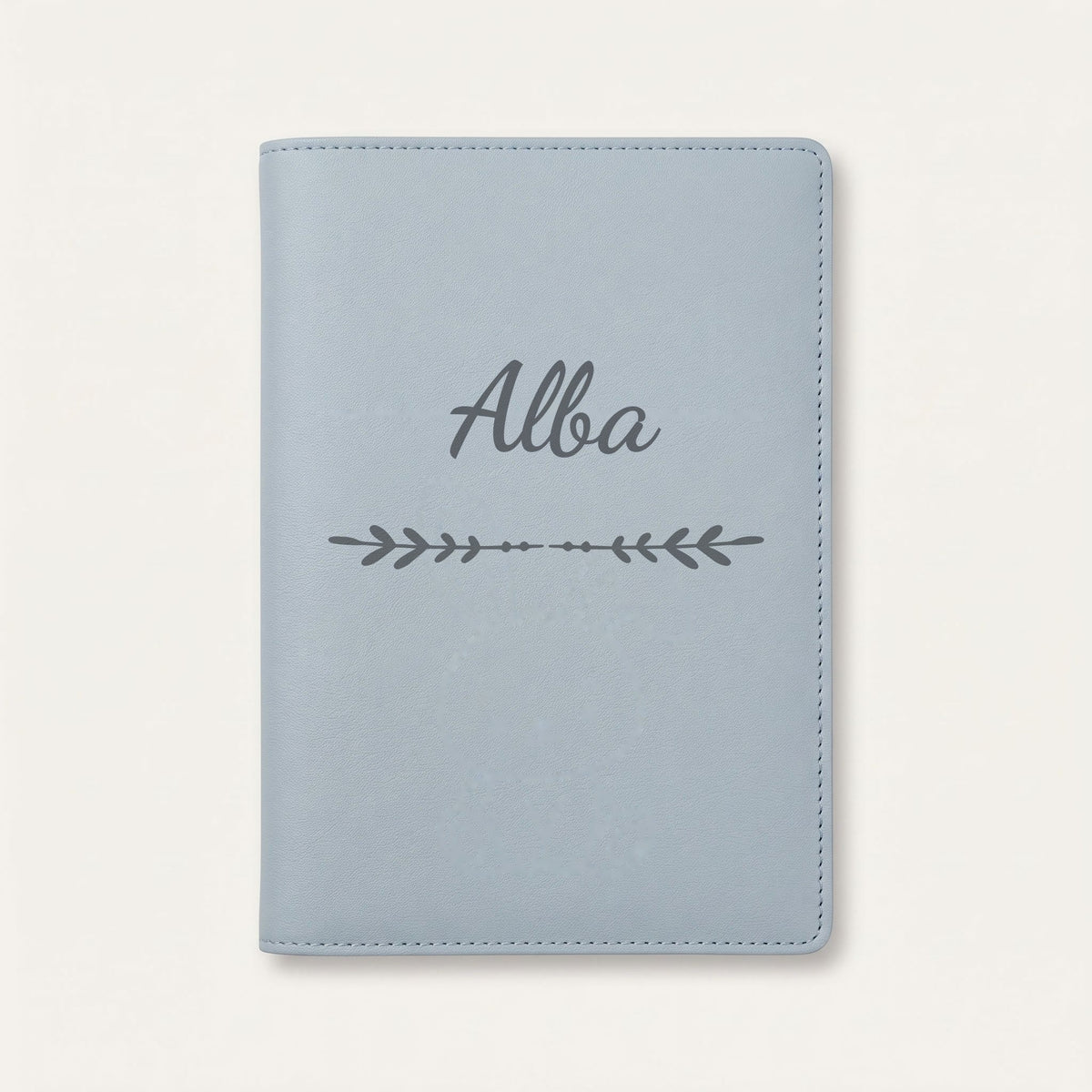 Protège carnet de santé personnalisé Alba — Bleu nuage — prénom « Alba » gravé, ornement Flèche