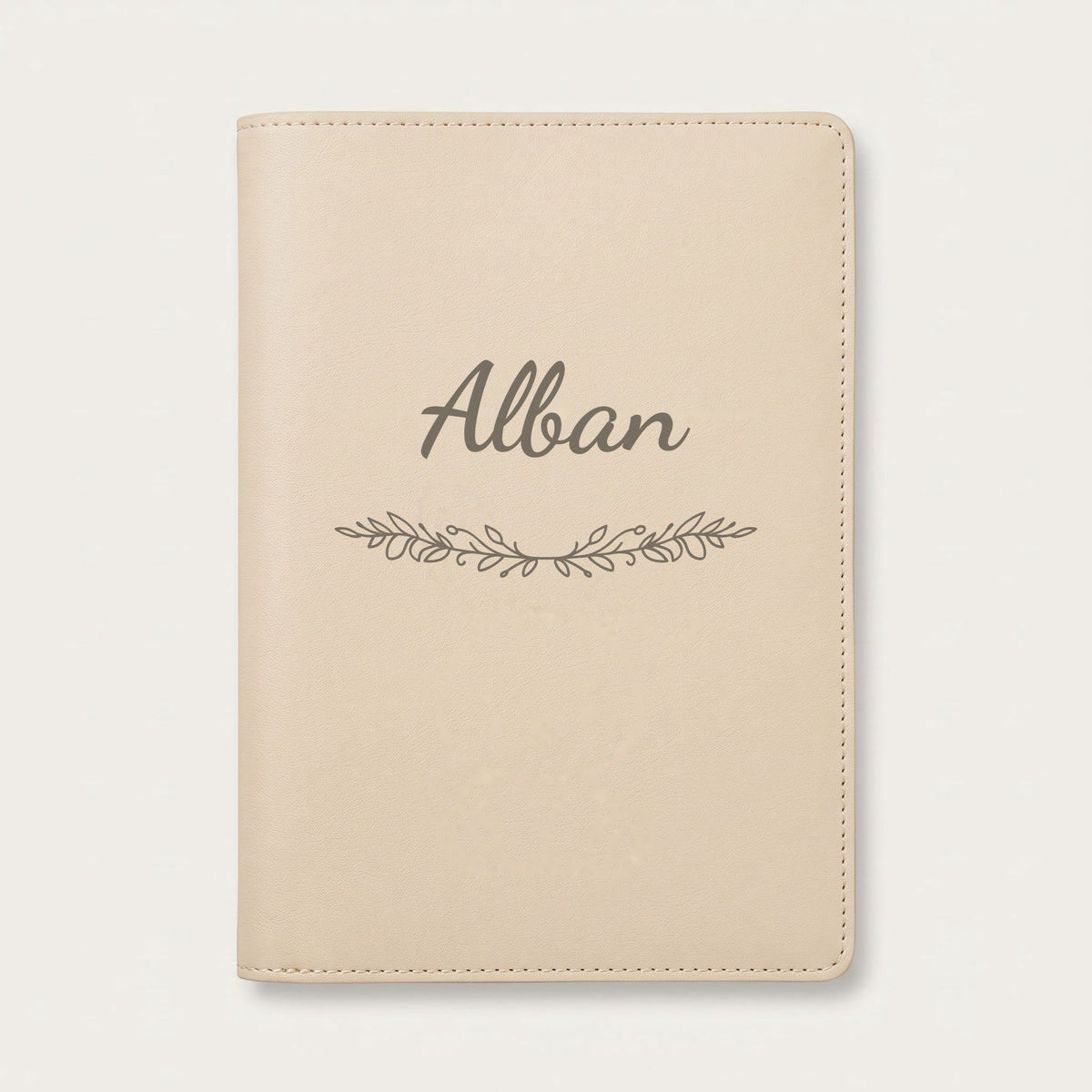 Protège carnet de santé personnalisé Alban — Crème vanille — prénom « Alban » gravé, ornement Guirlande