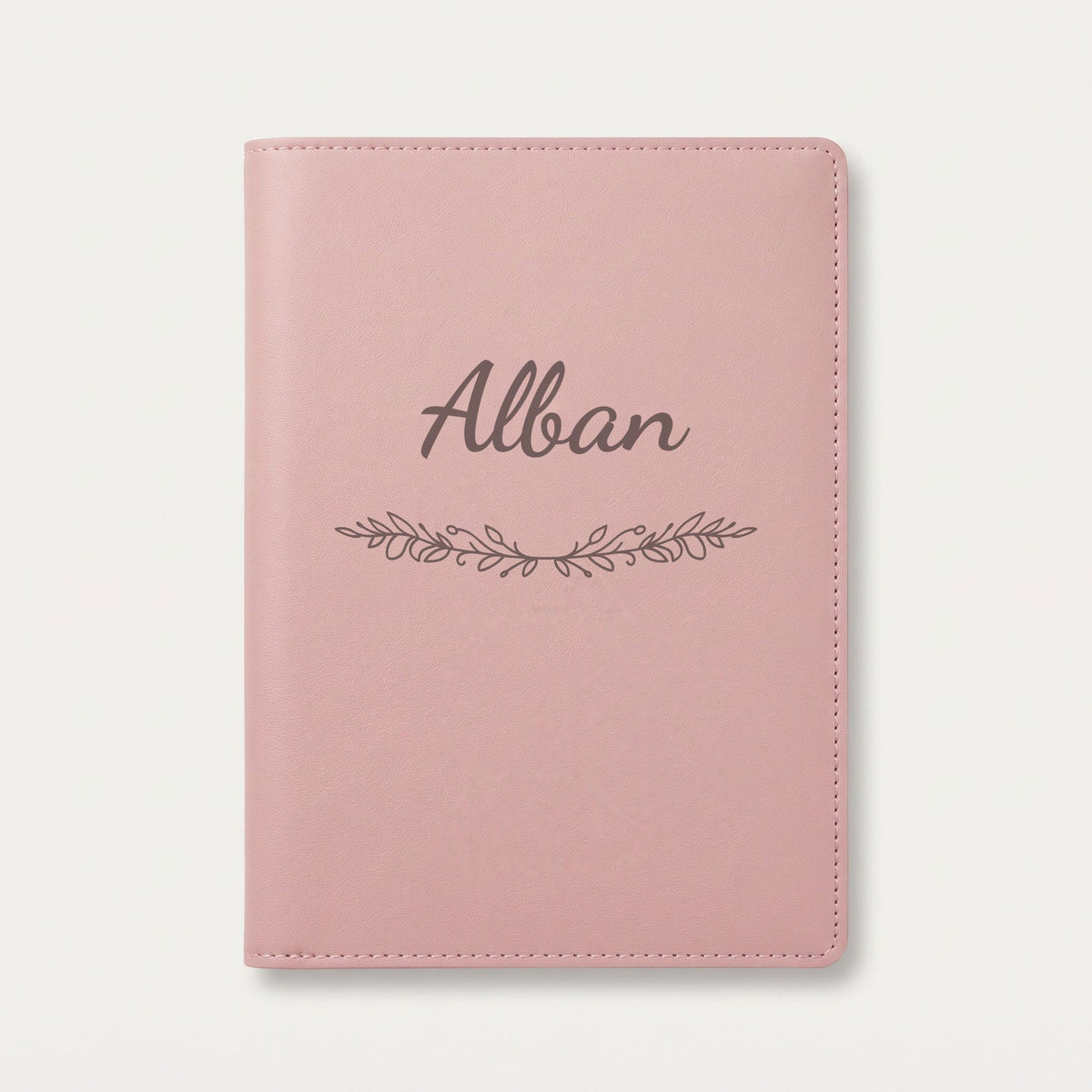 Protège carnet de santé personnalisé Alban — Rose dragée — prénom « Alban » gravé, ornement Guirlande