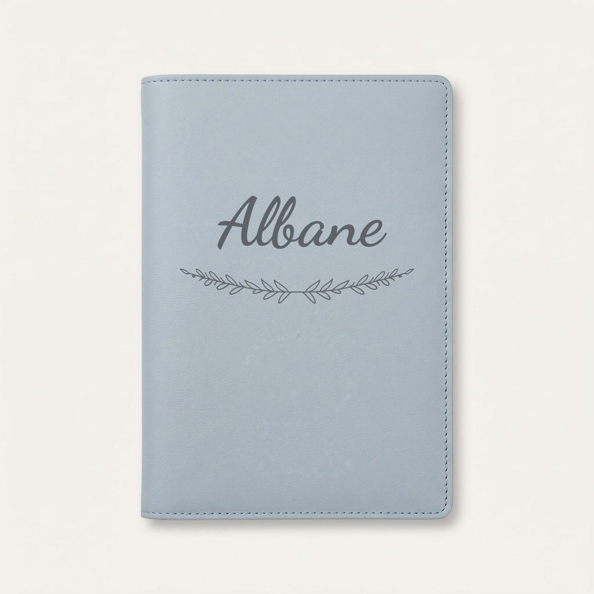 Protège carnet de santé personnalisé Albane — Bleu nuage — prénom « Albane » gravé, ornement Brindilles