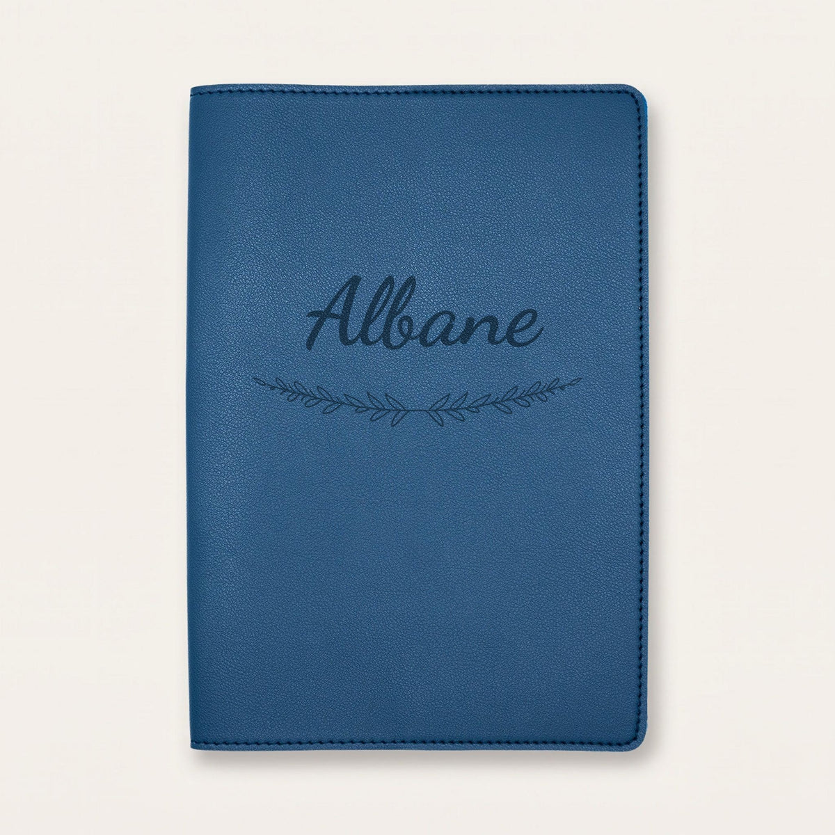Protège carnet de santé personnalisé Albane — Bleu nuit — prénom « Albane » gravé, ornement Brindilles