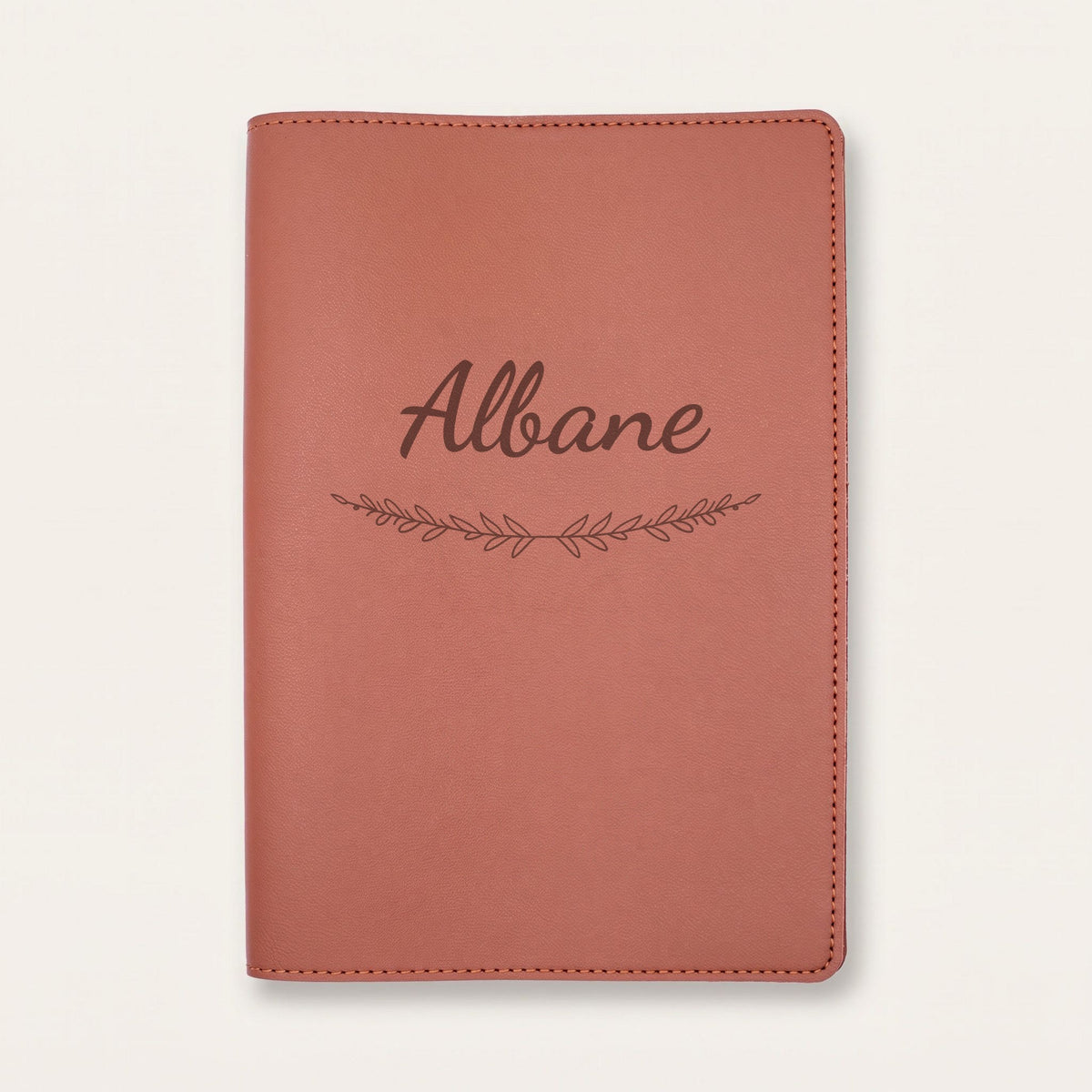Protège carnet de santé personnalisé Albane — Chocolat — prénom « Albane » gravé, ornement Brindilles