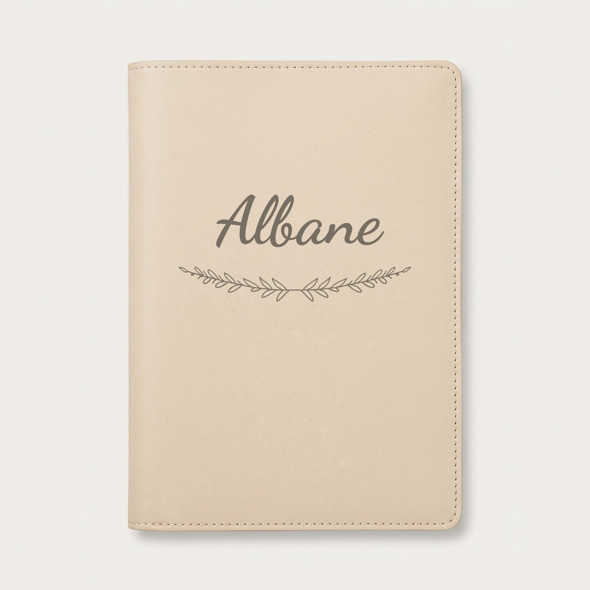 Protège carnet de santé personnalisé Albane — Crème vanille — prénom « Albane » gravé, ornement Brindilles