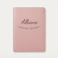 Protège carnet de santé personnalisé Albane — Rose dragée — prénom « Albane » gravé, ornement Brindilles
