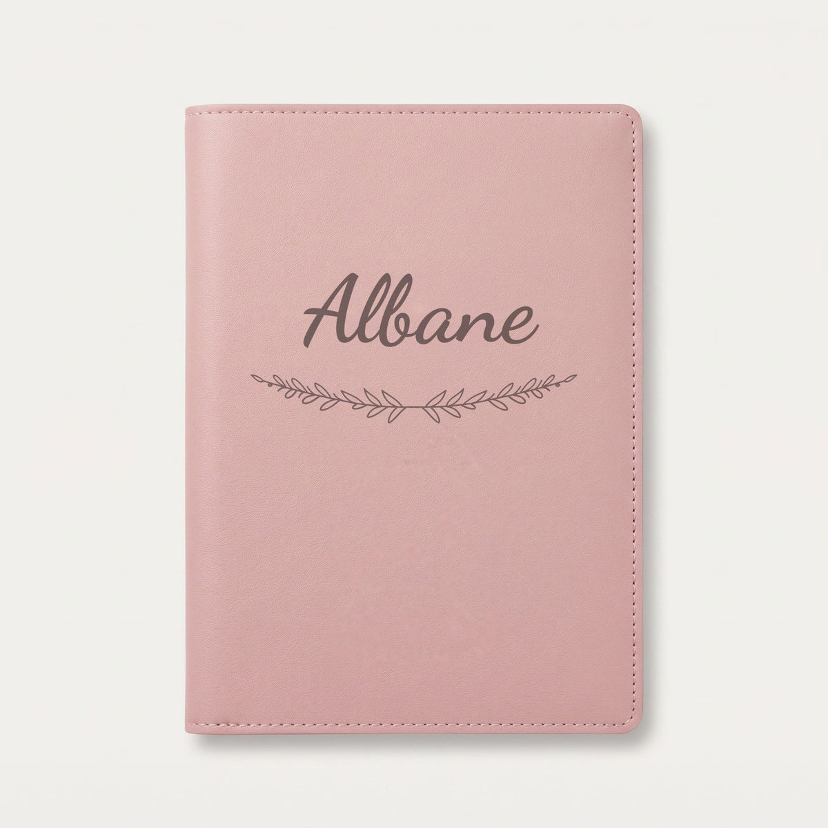 Protège carnet de santé personnalisé Albane — Rose dragée — prénom « Albane » gravé, ornement Brindilles