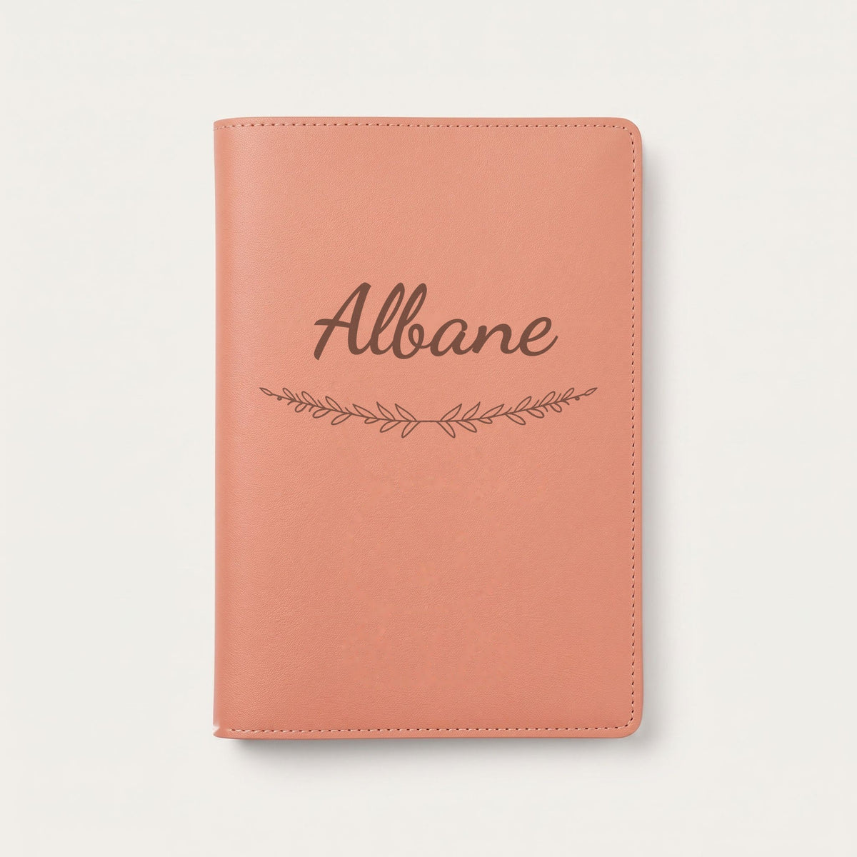 Protège carnet de santé personnalisé Albane — Terracotta — prénom « Albane » gravé, ornement Brindilles