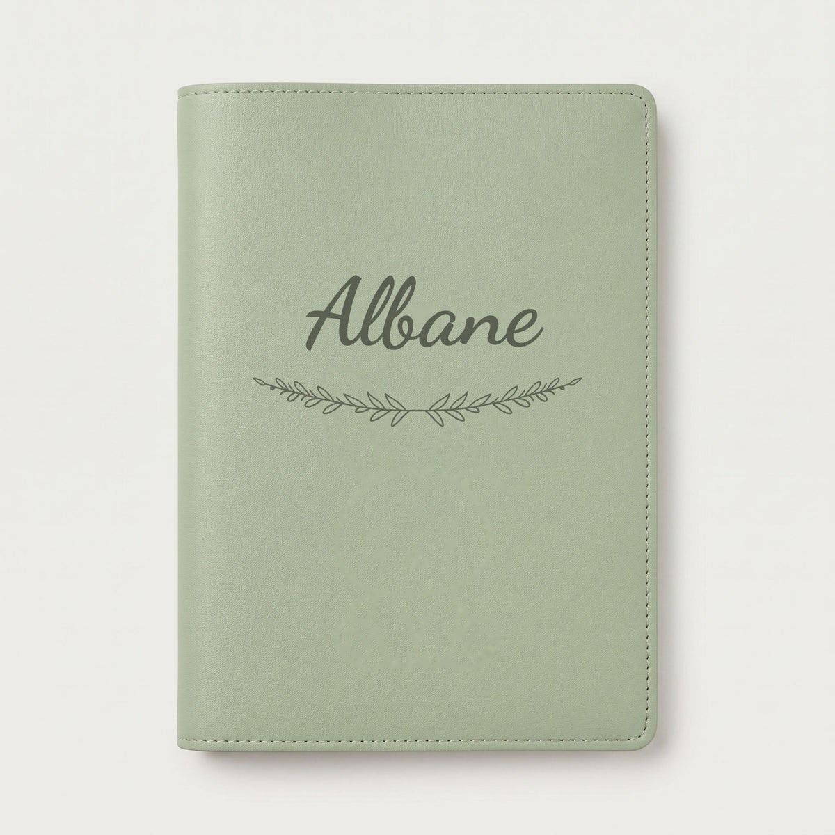 Protège carnet de santé personnalisé Albane — Vert sauge — prénom « Albane » gravé, ornement Brindilles