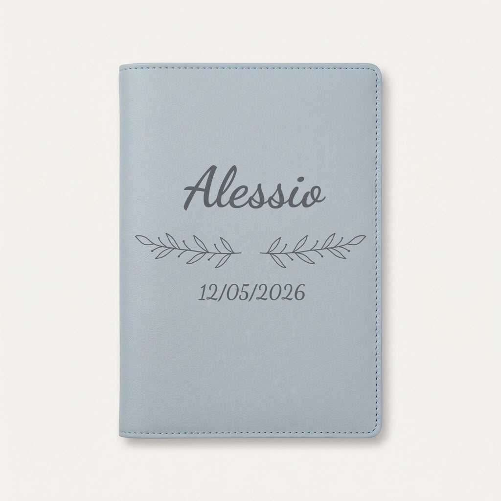 Protège carnet de santé personnalisé Alessio — Bleu nuage — prénom « Alessio », ornement Rameaux et date de naissance « 12/05/2026 » gravés
