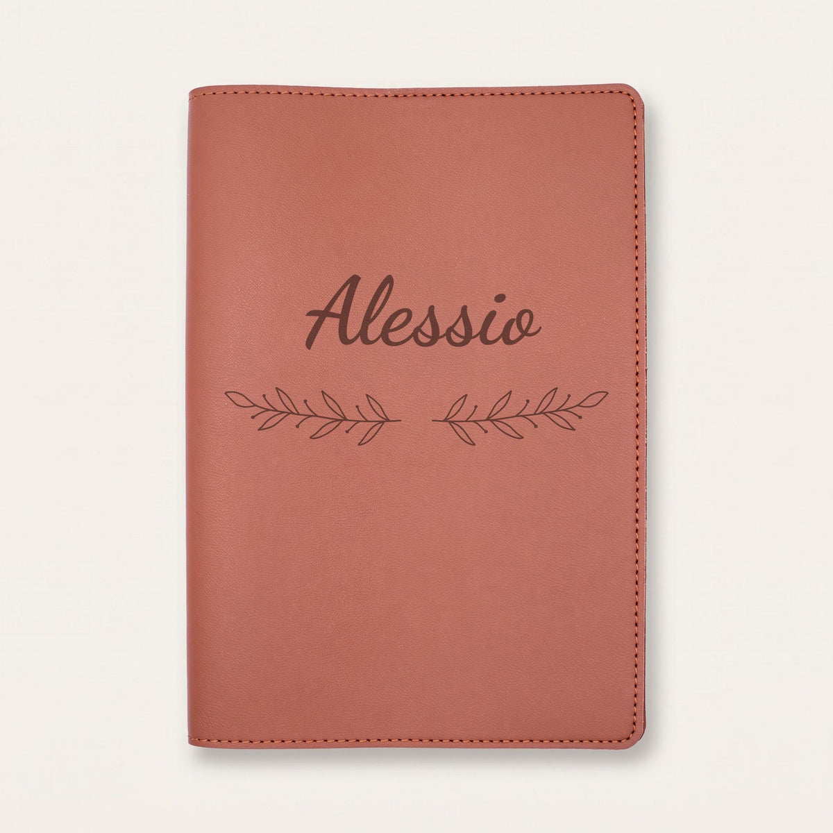 Protège carnet de santé personnalisé Alessio — Chocolat — prénom « Alessio » gravé, ornement Rameaux