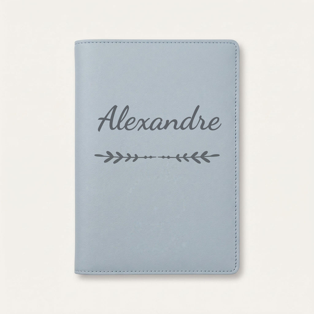 Protège carnet de santé personnalisé Alexandre — Bleu nuage — prénom « Alexandre » gravé, ornement Flèche