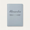 Protège carnet de santé personnalisé Alexandre — Bleu nuage — prénom « Alexandre » gravé, ornement Flèche