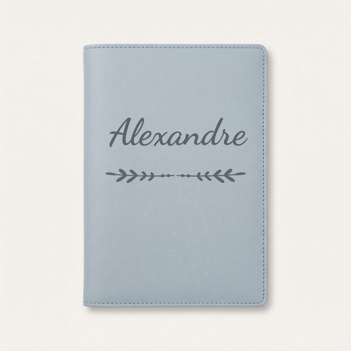 Protège carnet de santé personnalisé Alexandre — Bleu nuage — prénom « Alexandre » gravé, ornement Flèche