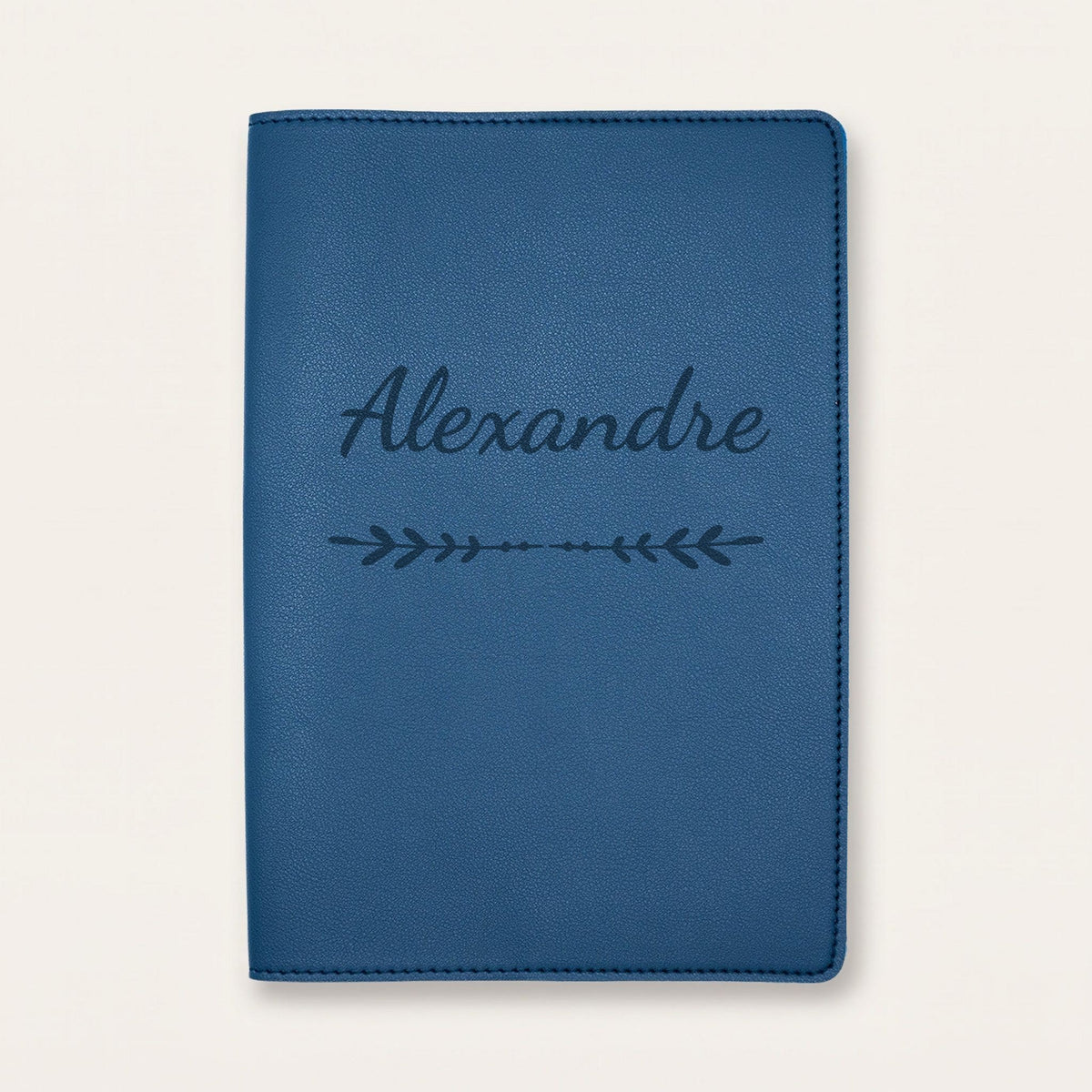 Protège carnet de santé personnalisé Alexandre — Bleu nuit — prénom « Alexandre » gravé, ornement Flèche