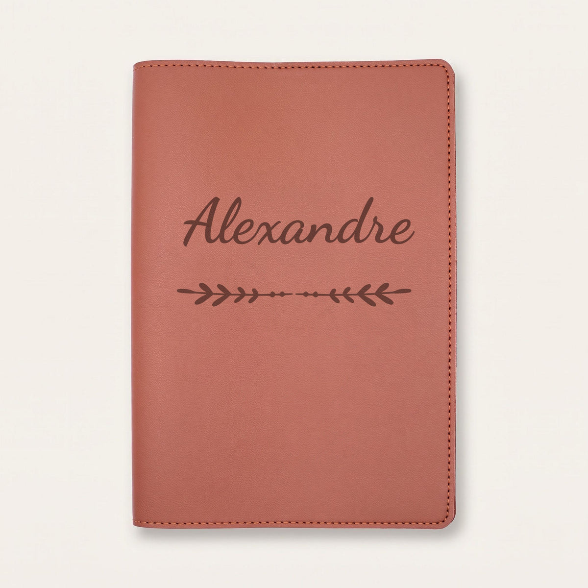 Protège carnet de santé personnalisé Alexandre — Chocolat — prénom « Alexandre » gravé, ornement Flèche