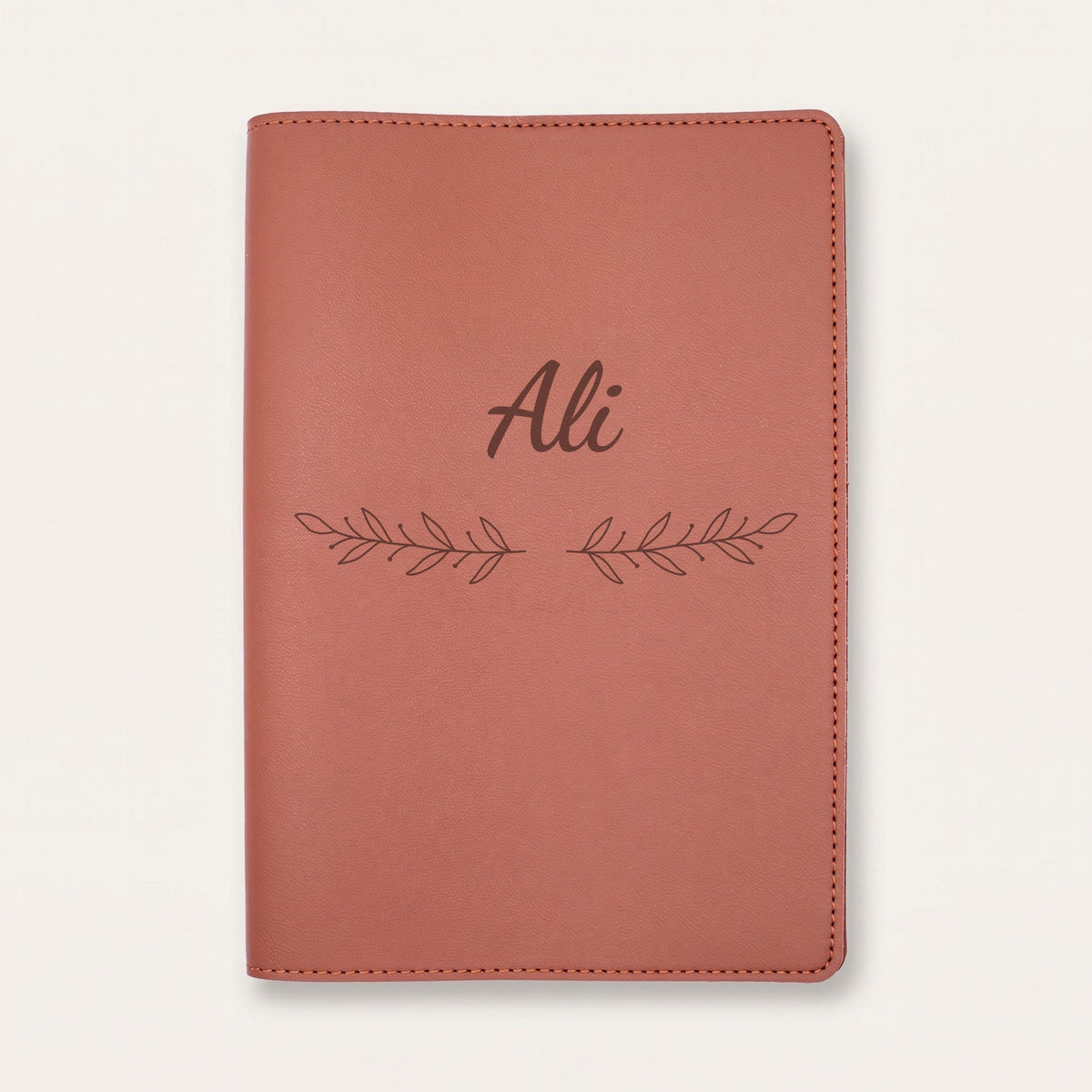 Protège carnet de santé personnalisé Ali — Chocolat — prénom « Ali » gravé, ornement Rameaux