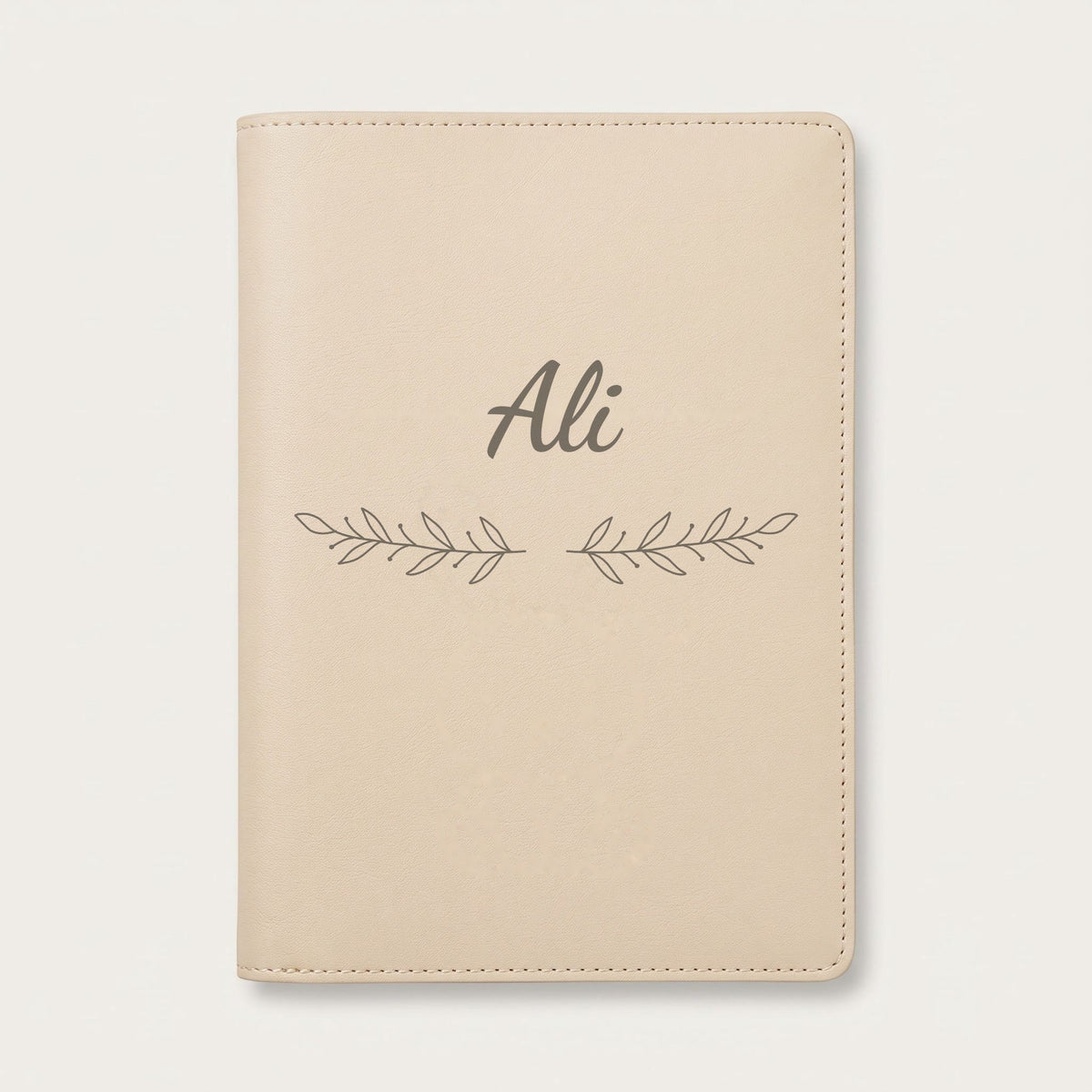 Protège carnet de santé personnalisé Ali — Crème vanille — prénom « Ali » gravé, ornement Rameaux