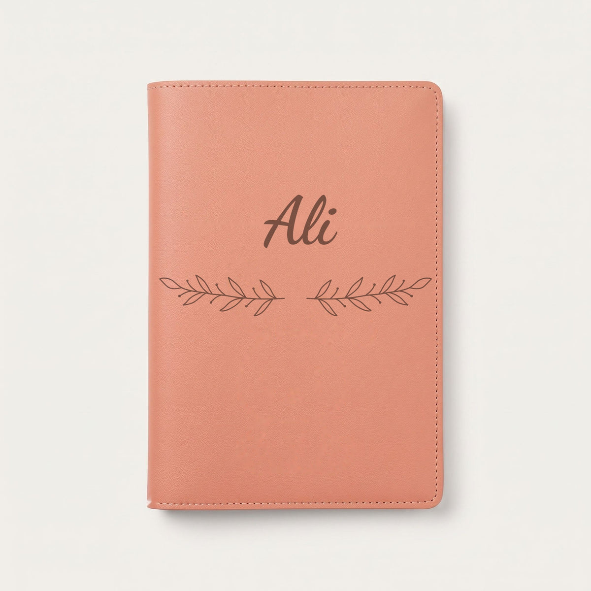 Protège carnet de santé personnalisé Ali — Terracotta — prénom « Ali » gravé, ornement Rameaux