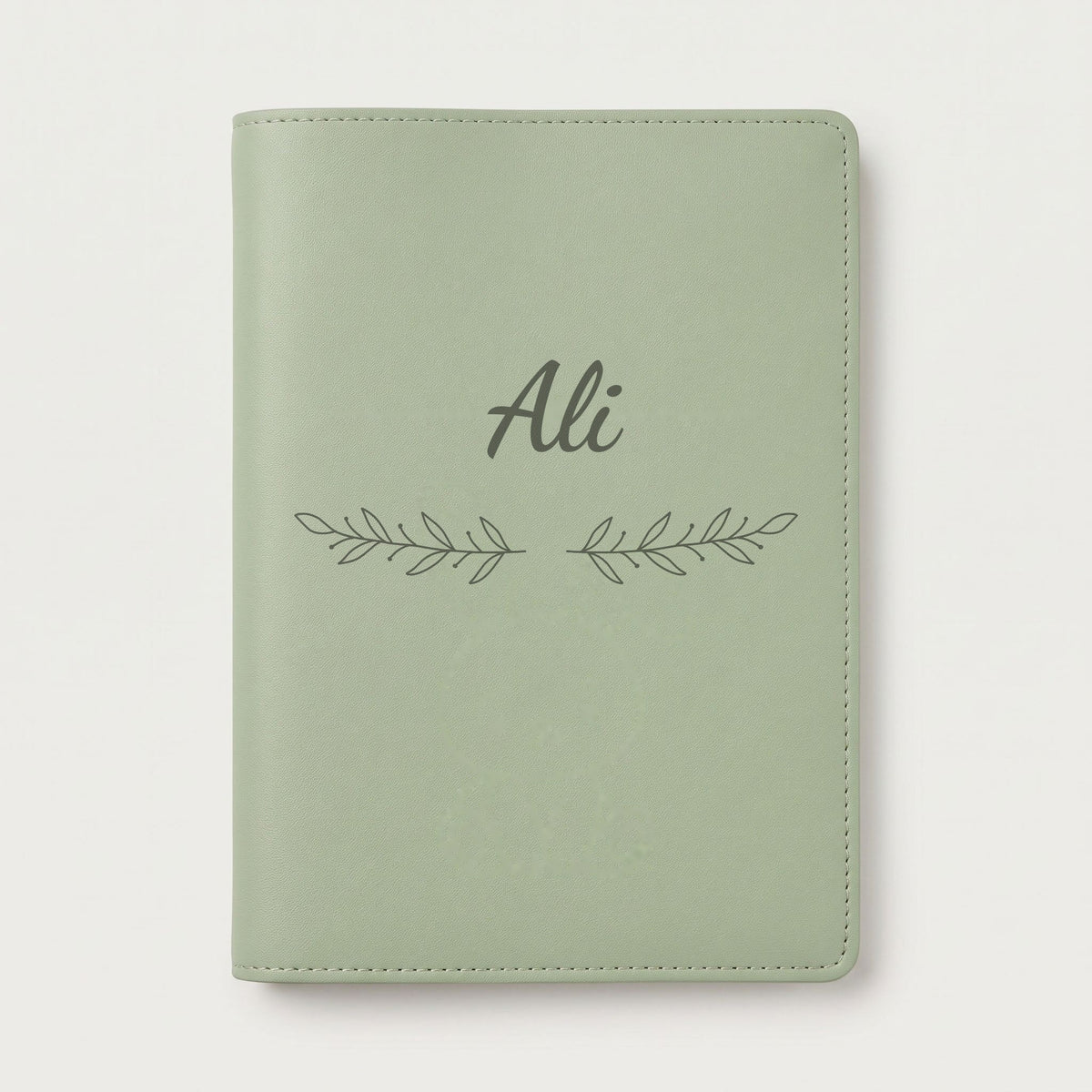 Protège carnet de santé personnalisé Ali — Vert sauge — prénom « Ali » gravé, ornement Rameaux