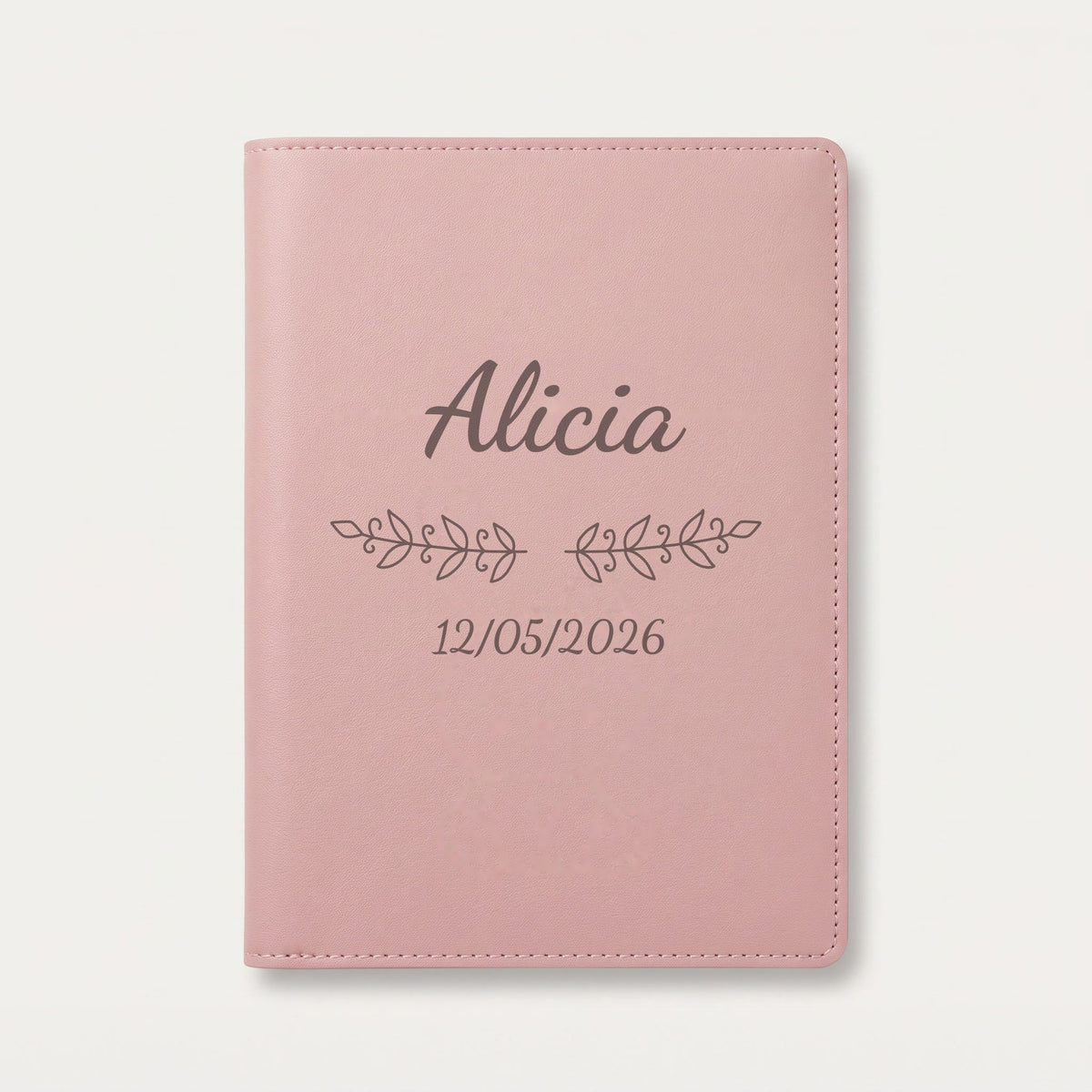 Protège carnet de santé personnalisé Alicia — Rose dragée — prénom « Alicia », ornement Volutes et date de naissance « 12/05/2026 » gravés