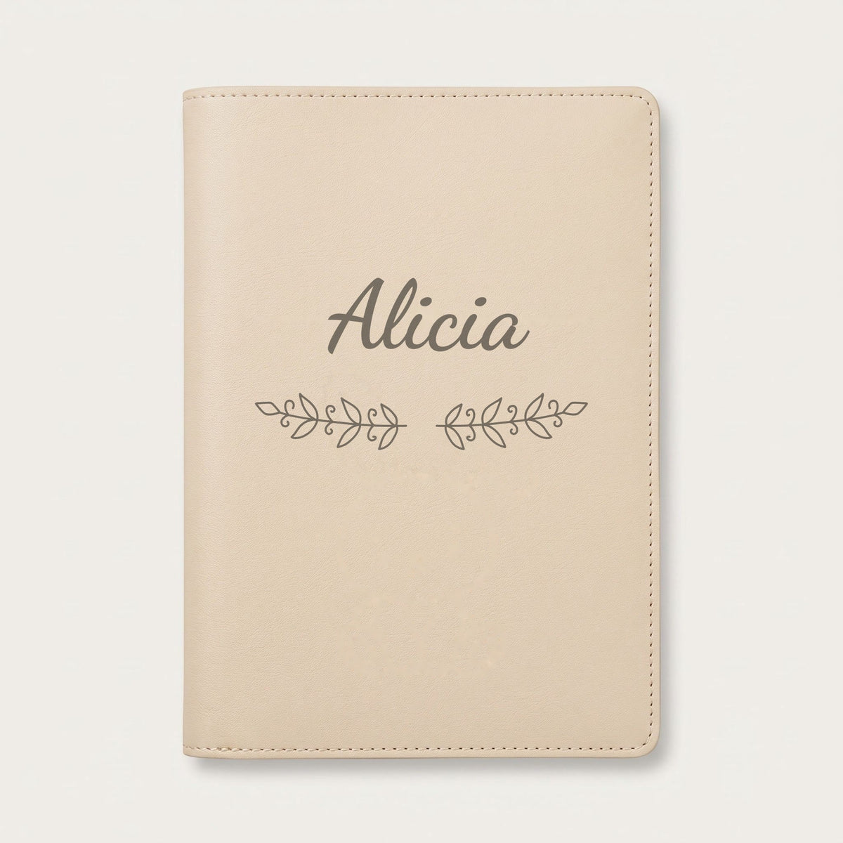 Protège carnet de santé personnalisé Alicia — Crème vanille — prénom « Alicia » gravé, ornement Volutes