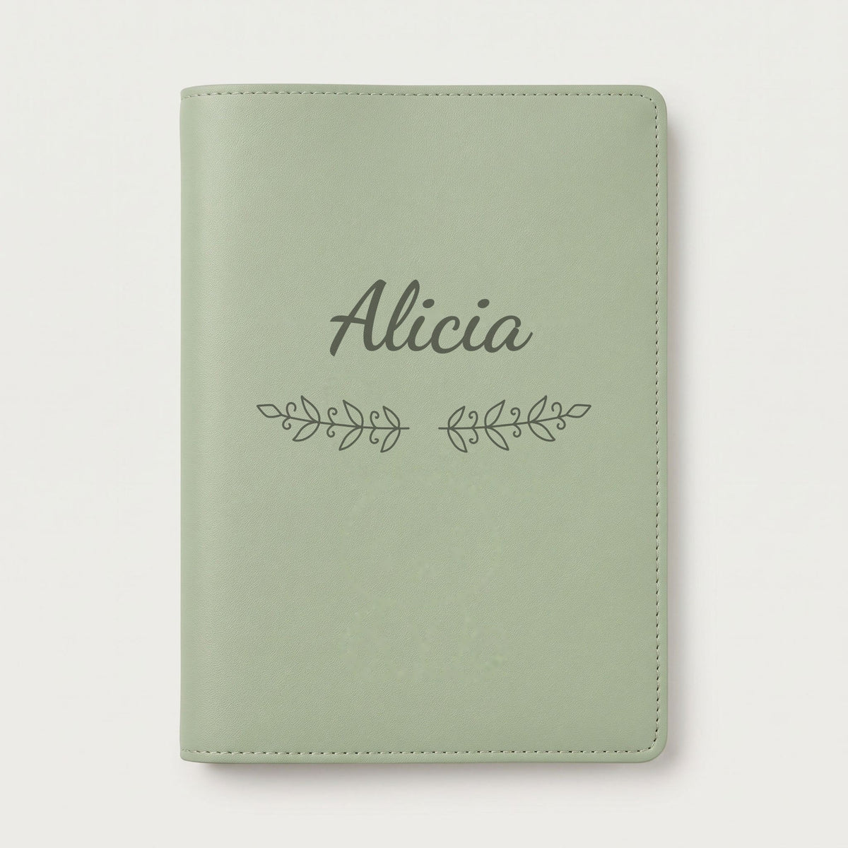 Protège carnet de santé personnalisé Alicia — Vert sauge — prénom « Alicia » gravé, ornement Volutes