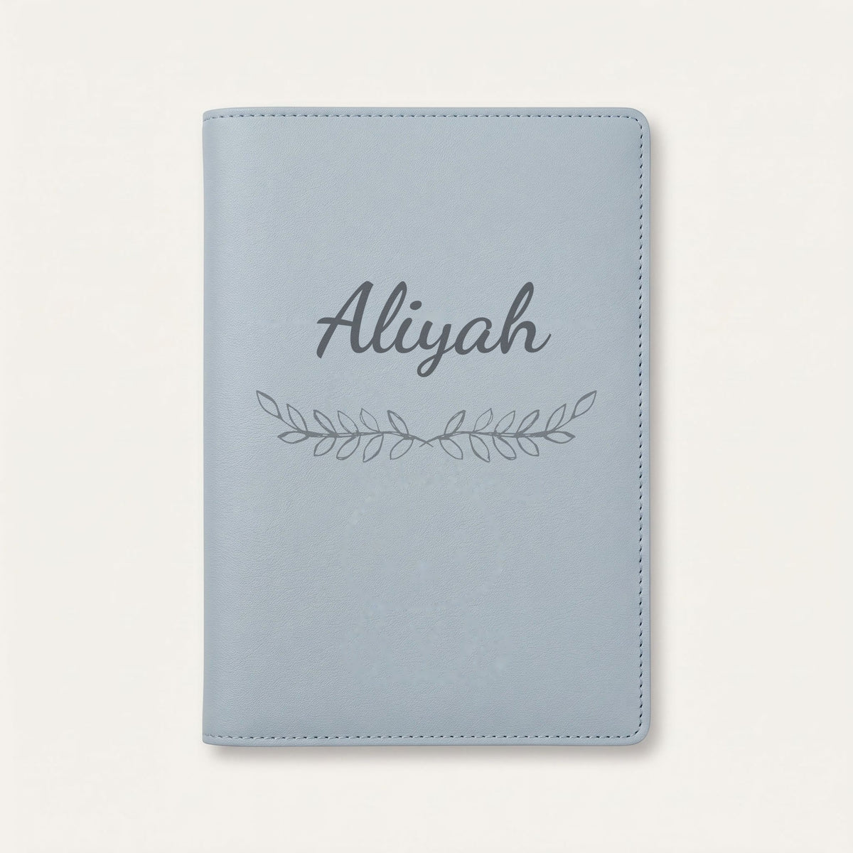 Protège carnet de santé personnalisé Aliyah — Bleu nuage — prénom « Aliyah » gravé, ornement Feuillage