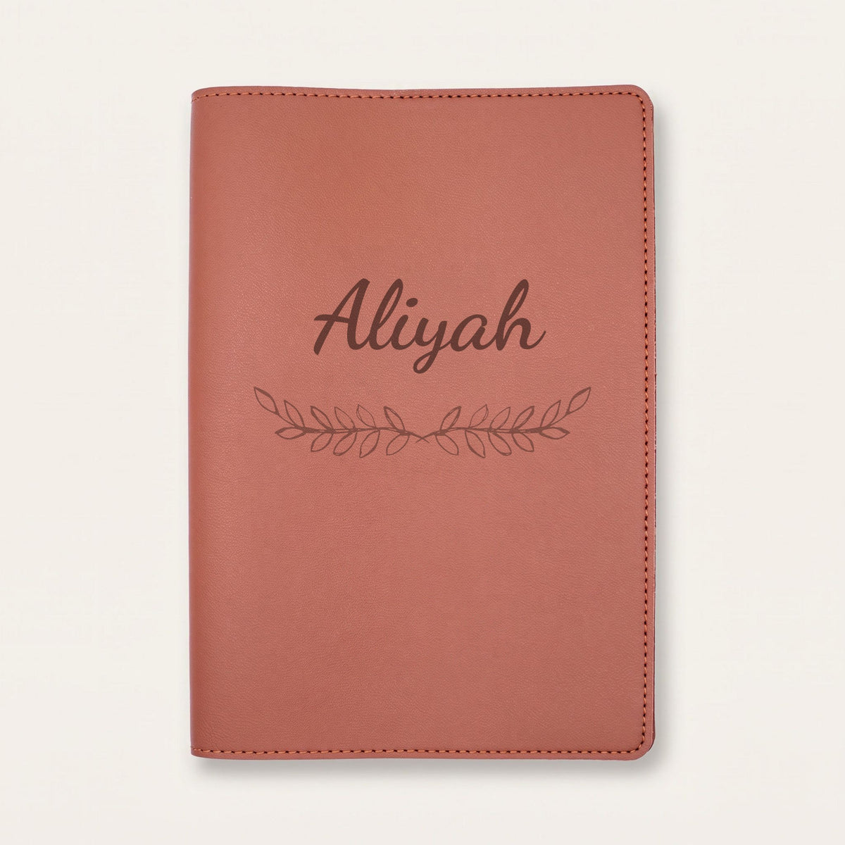 Protège carnet de santé personnalisé Aliyah — Chocolat — prénom « Aliyah » gravé, ornement Feuillage