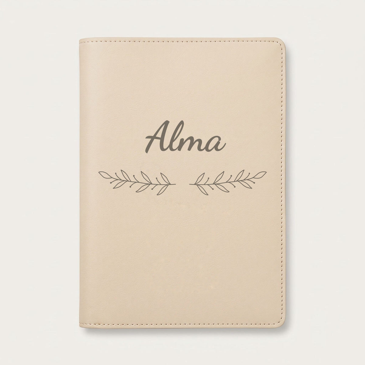 Protège carnet de santé personnalisé Alma — Crème vanille — prénom « Alma » gravé, ornement Rameaux
