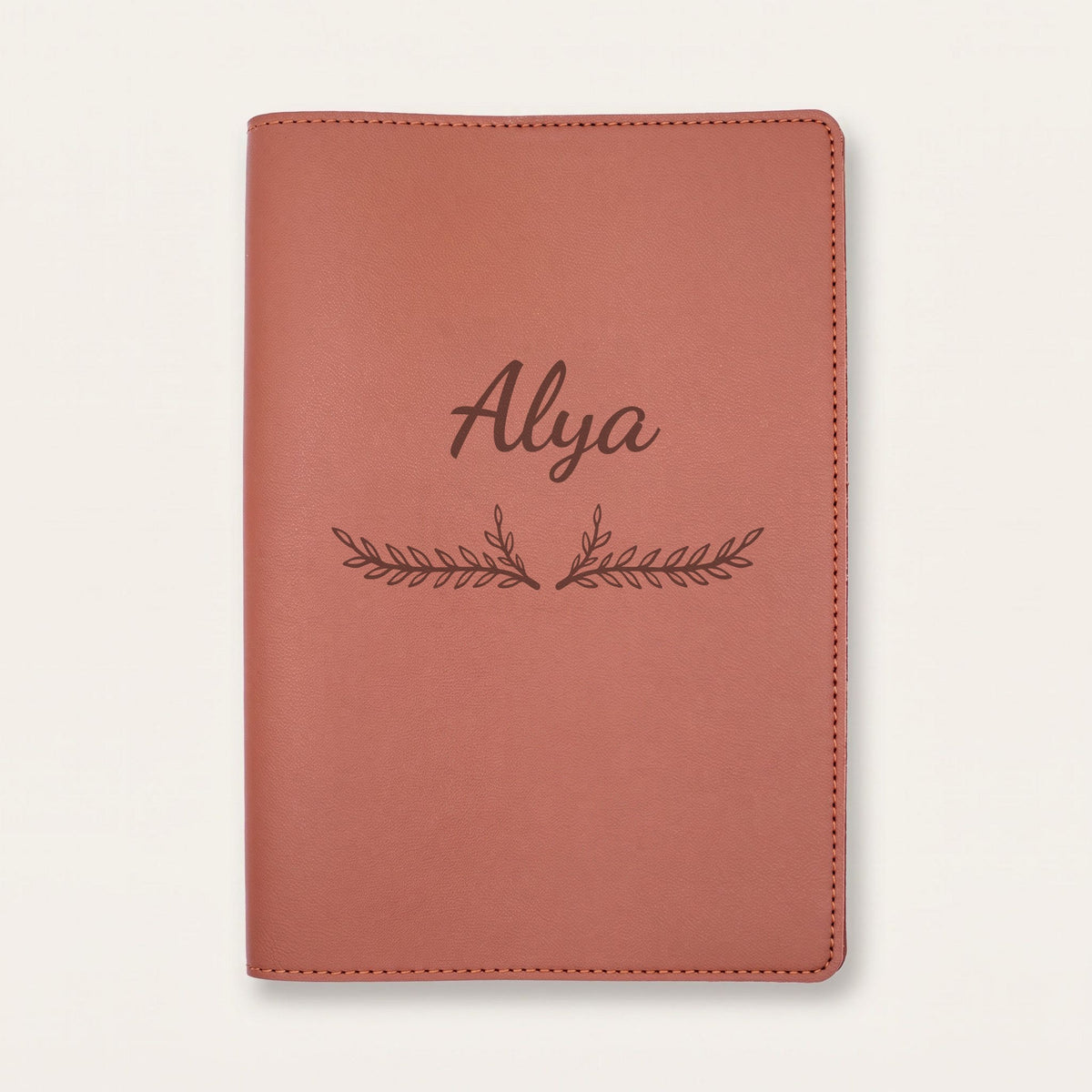 Protège carnet de santé personnalisé Alya — Chocolat — prénom « Alya » gravé, ornement Bouquet