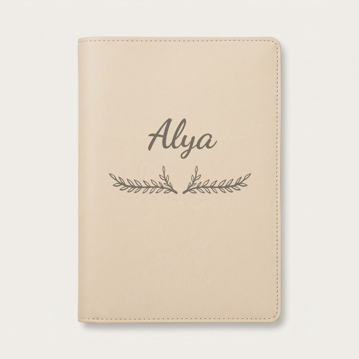 Protège carnet de santé personnalisé Alya — Crème vanille — prénom « Alya » gravé, ornement Bouquet