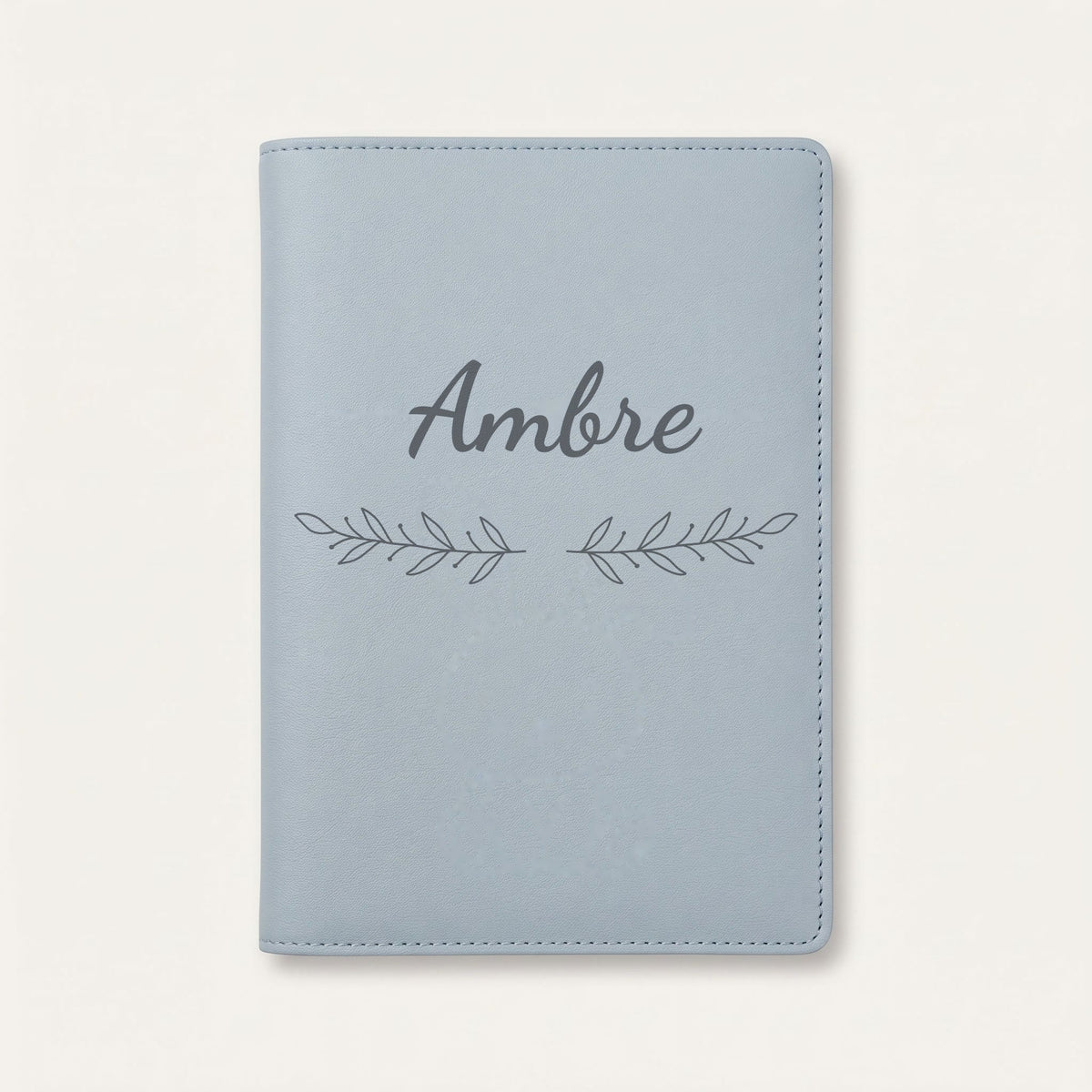 Protège carnet de santé personnalisé Ambre — Bleu nuage — prénom « Ambre » gravé, ornement Rameaux