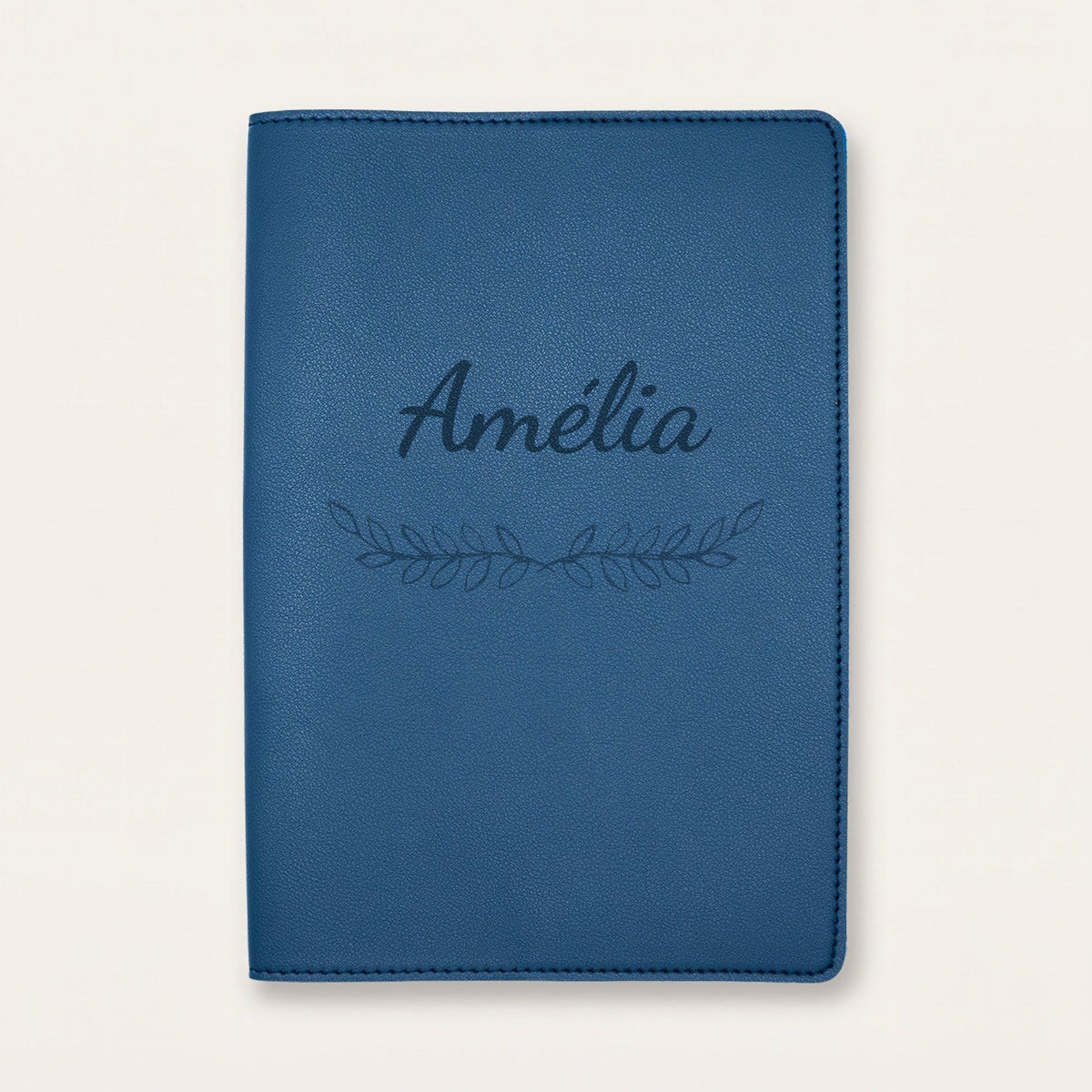 Protège carnet de santé personnalisé Amélia — Bleu nuit — prénom « Amélia » gravé, ornement Feuillage