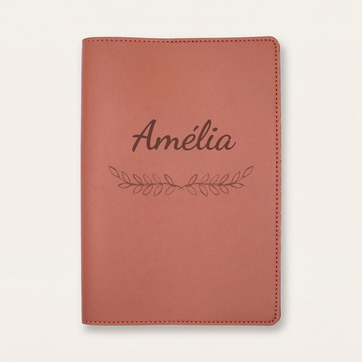 Protège carnet de santé personnalisé Amélia — Chocolat — prénom « Amélia » gravé, ornement Feuillage