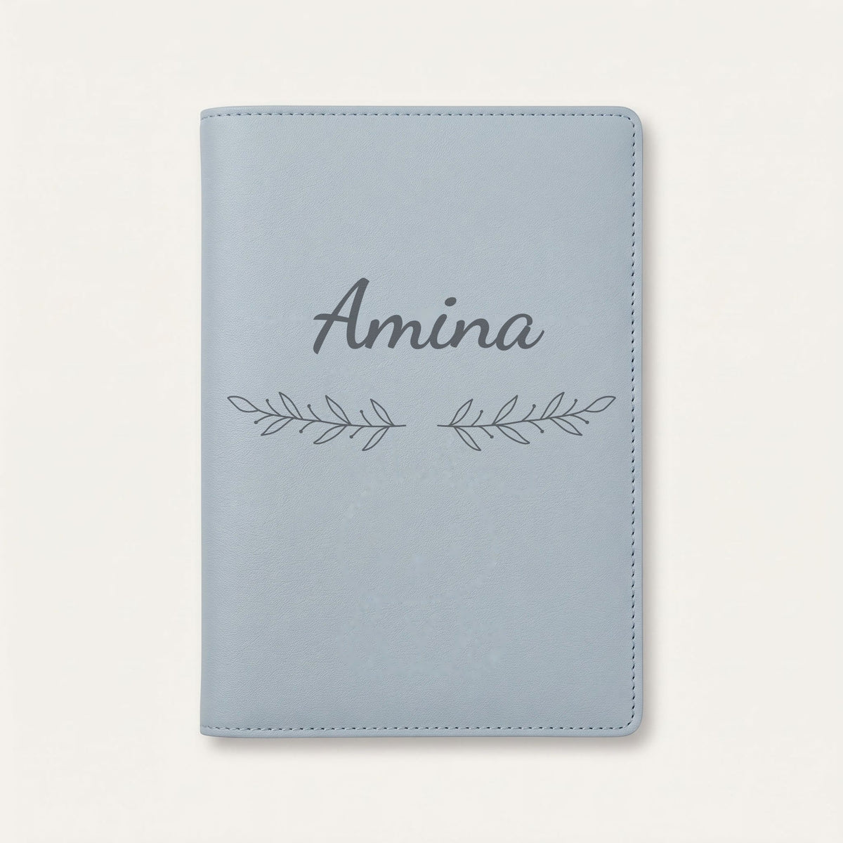 Protège carnet de santé personnalisé Amina — Bleu nuage — prénom « Amina » gravé, ornement Rameaux