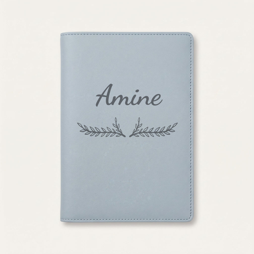 Protège carnet de santé personnalisé Amine — Bleu nuage — prénom « Amine » gravé, ornement Bouquet
