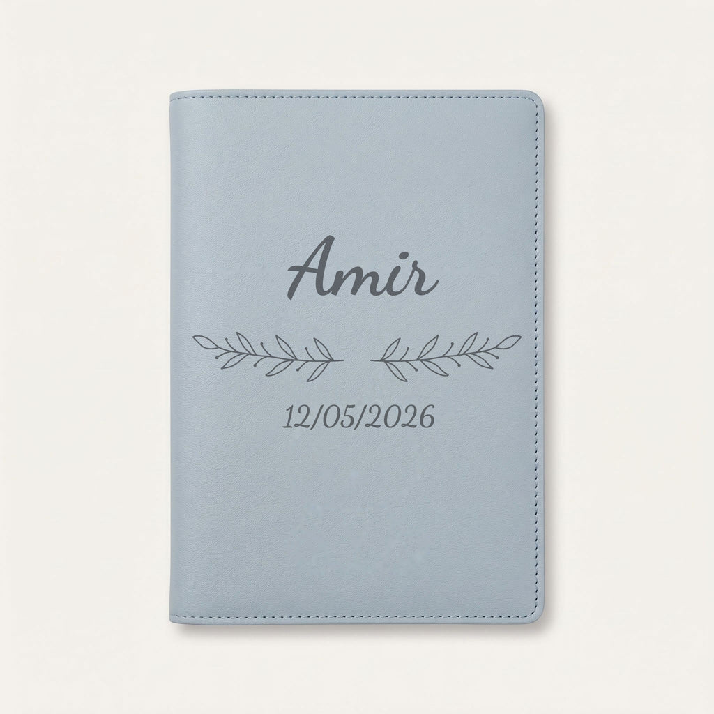 Protège carnet de santé personnalisé Amir — Bleu nuage — prénom « Amir », ornement Rameaux et date de naissance « 12/05/2026 » gravés