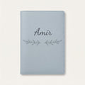Protège carnet de santé personnalisé Amir — Bleu nuage — prénom « Amir » gravé, ornement Rameaux