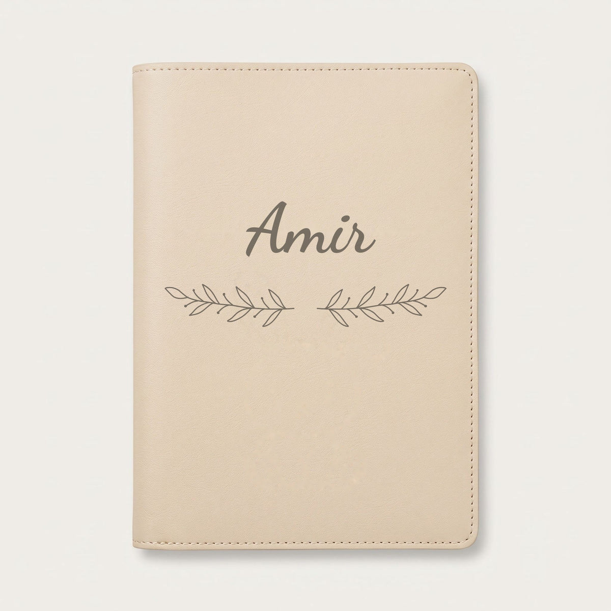 Protège carnet de santé personnalisé Amir — Crème vanille — prénom « Amir » gravé, ornement Rameaux