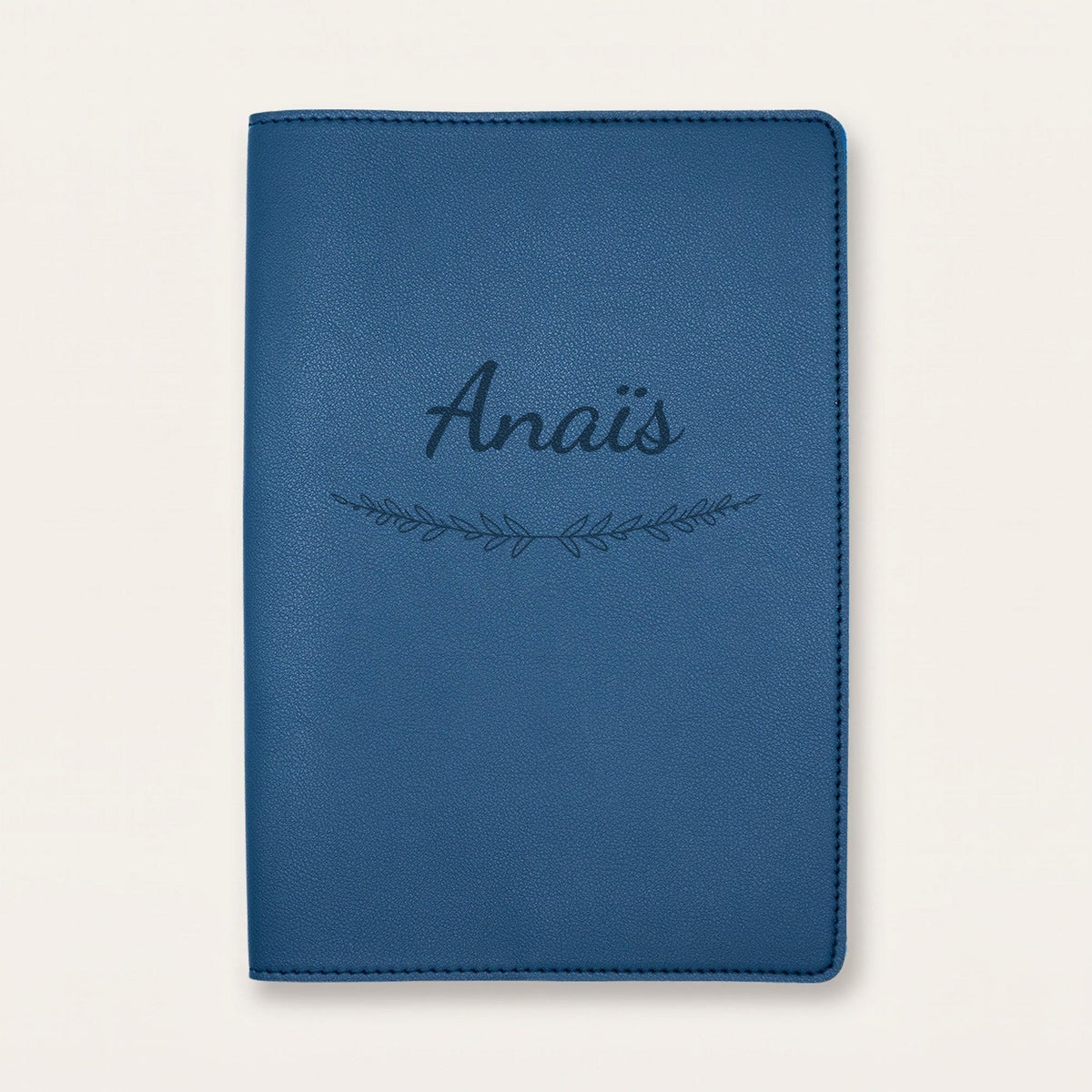 Protège carnet de santé personnalisé Anaïs — Bleu nuit — prénom « Anaïs » gravé, ornement Brindilles