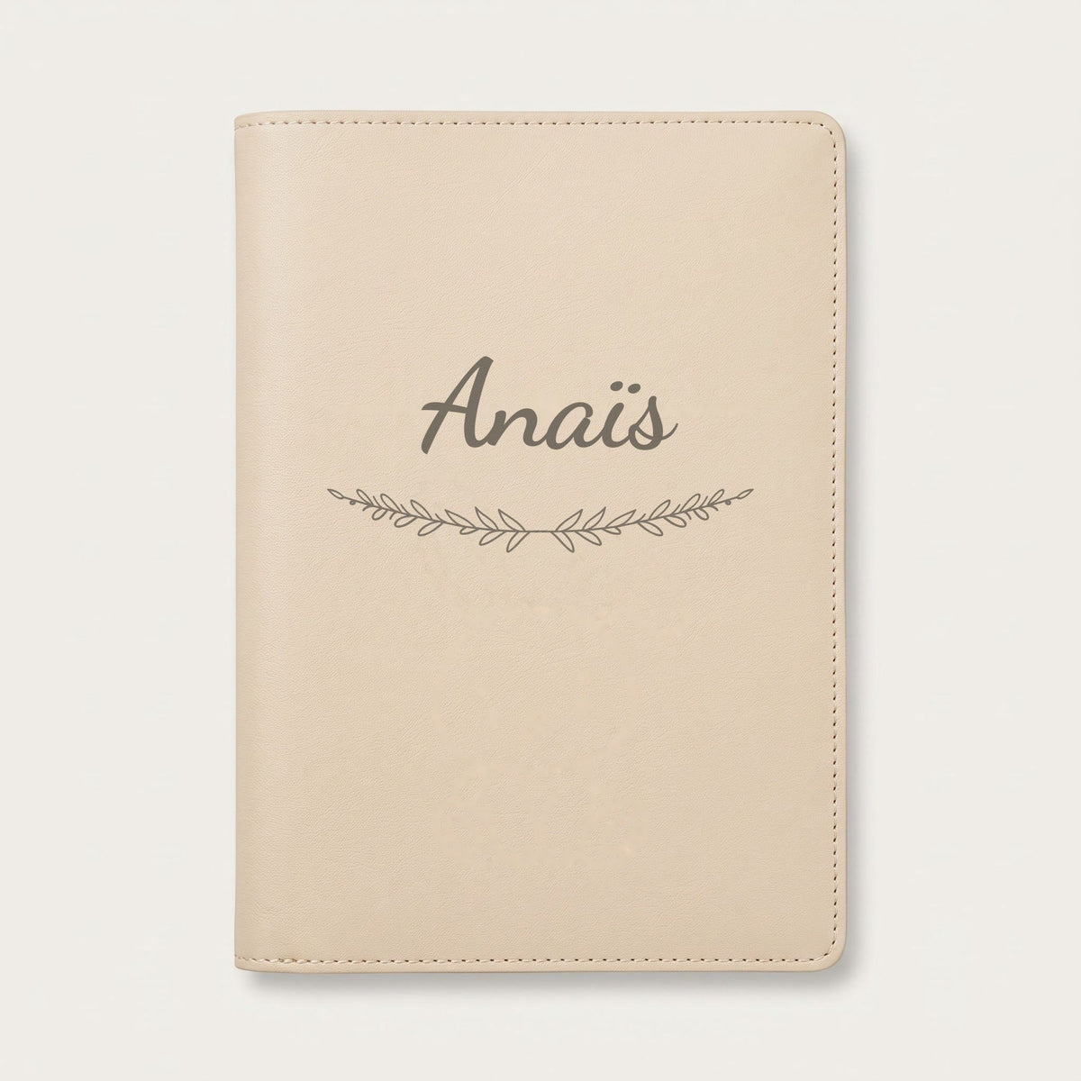 Protège carnet de santé personnalisé Anaïs — Crème vanille — prénom « Anaïs » gravé, ornement Brindilles