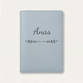 Protège carnet de santé personnalisé Anas — Bleu nuage — prénom « Anas » gravé, ornement Flèche