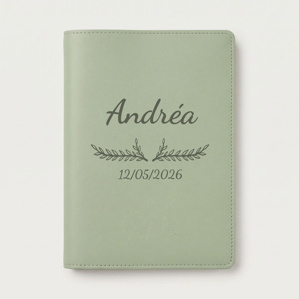 Protège carnet de santé personnalisé Andréa — Vert sauge — prénom « Andréa », ornement Bouquet et date de naissance « 12/05/2026 » gravés