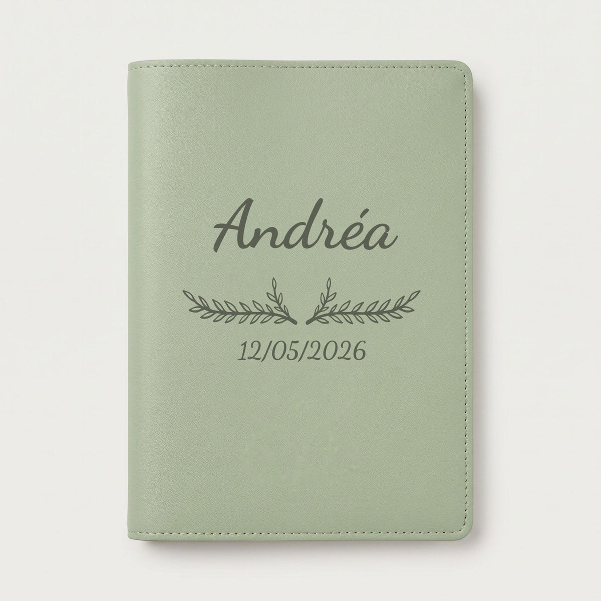 Protège carnet de santé personnalisé Andréa — Vert sauge — prénom « Andréa », ornement Bouquet et date de naissance « 12/05/2026 » gravés