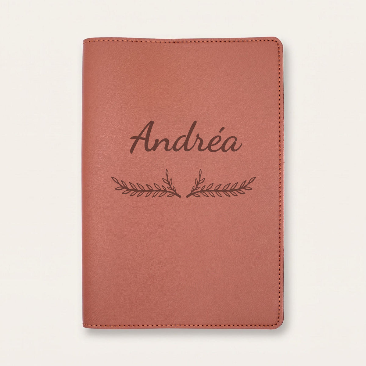 Protège carnet de santé personnalisé Andréa — Chocolat — prénom « Andréa » gravé, ornement Bouquet