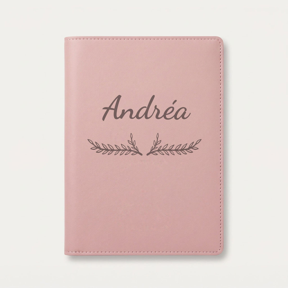 Protège carnet de santé personnalisé Andréa — Rose dragée — prénom « Andréa » gravé, ornement Bouquet