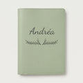 Protège carnet de santé personnalisé Andréa — Vert sauge — prénom « Andréa » gravé, ornement Bouquet