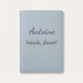 Protège carnet de santé personnalisé Antoine — Bleu nuage — prénom « Antoine » gravé, ornement Bouquet