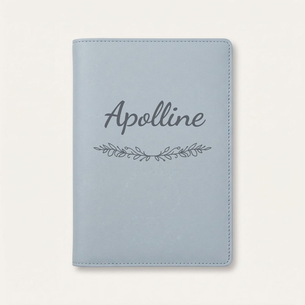 Protège carnet de santé personnalisé Apolline — Bleu nuage — prénom « Apolline » gravé, ornement Guirlande