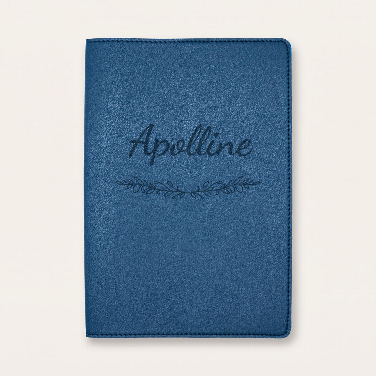 Protège carnet de santé personnalisé Apolline — Bleu nuit — prénom « Apolline » gravé, ornement Guirlande